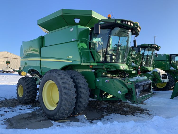 John Deere S670 Combine
