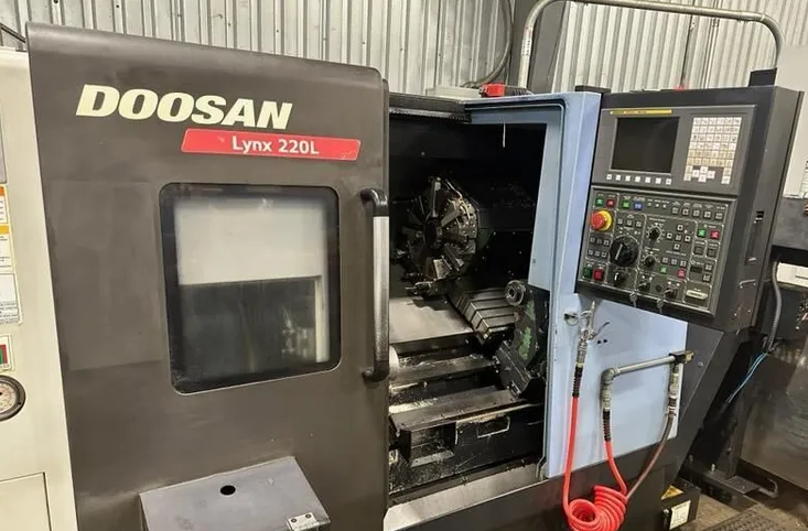 Doosan Doosan Fanuc i Series CNC 4,000 RPM LYNX 220LC 2 Axis