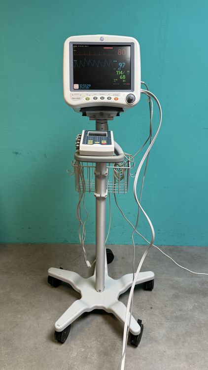 Dash, GE 4000 Patient monitor on trolley