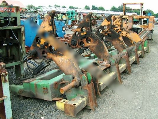 5-Arm Log Stop-And-Loader with 5-Arm Log Turning Section