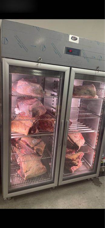 Maturation cabinet for meat