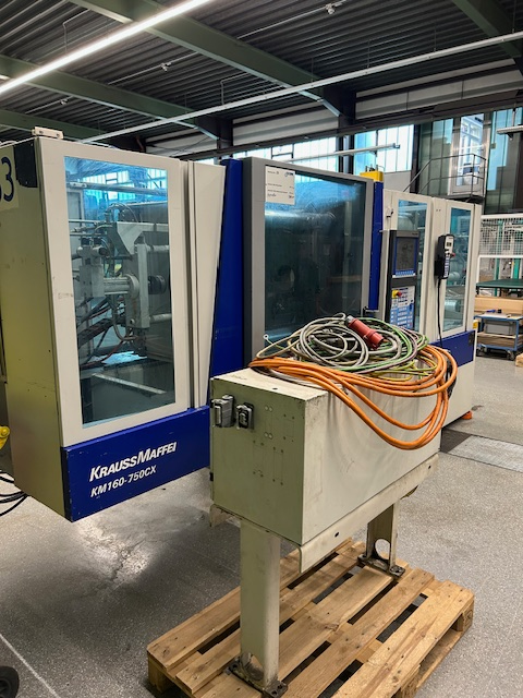Krauss Maffei KM 160-750 CX with robot 160 T