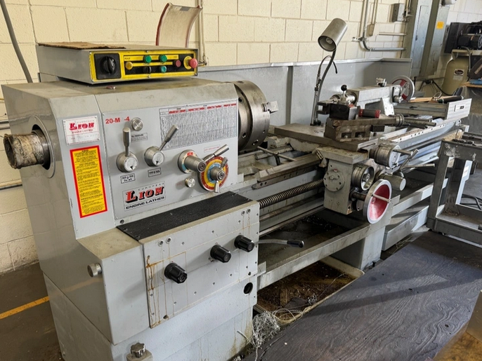 Lion Engine Lathe 1,400 RPM 20M-4