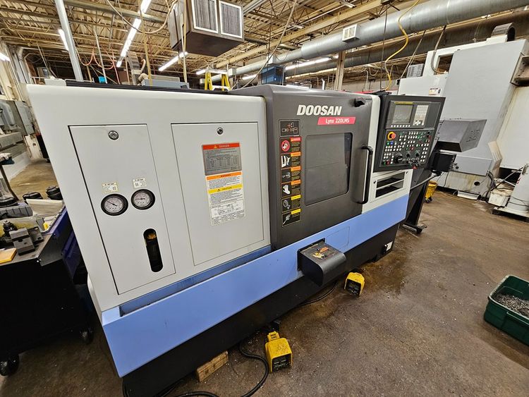 Doosan Doosan-Fanuc I Series CNC Control 6000 RPM Lynx 220 LMSA 2 Axis