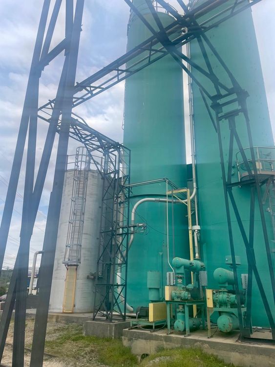 2 Blending Silos & 1 Storage Silo W/blowers