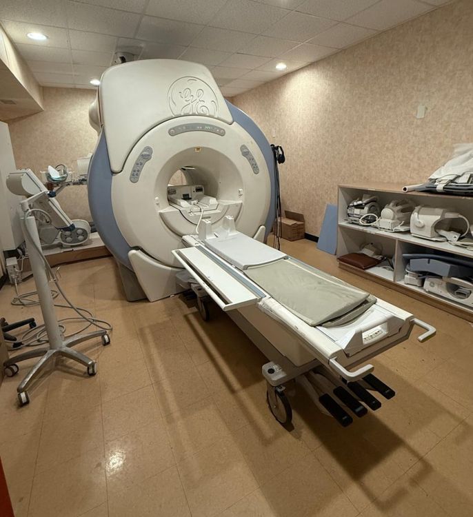 GE 1.5T HDxT 16X 8 CH MRI