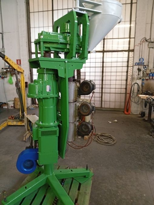 Actual 50-20 Vertical single screw extruder