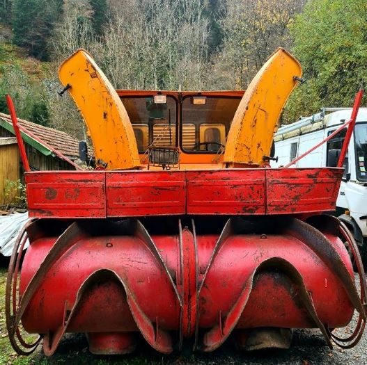 Mercedes Benz 406A unimog snow plow