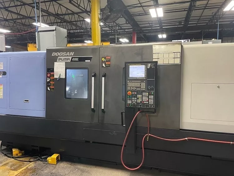 Doosan FANUC Series I CNC Control 2,000 RPM PUMA 4100LB 2 Axis
