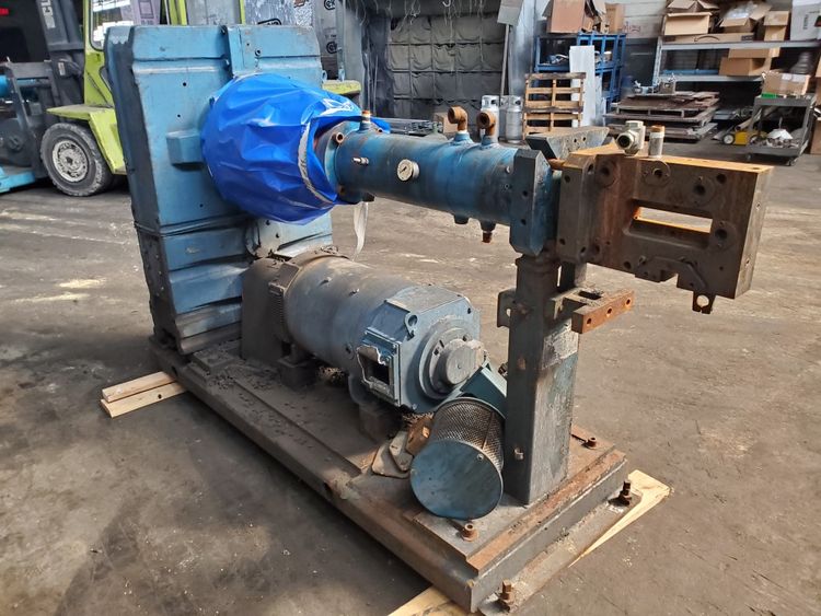 NRM 3 1/2" Rubber Extruder