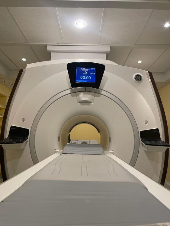 GE Optima MR450W 1.5T MRI