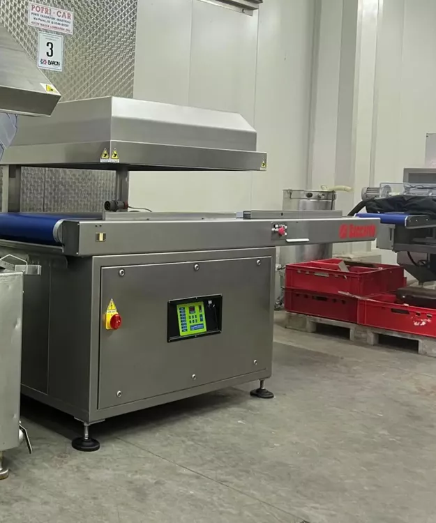 Saccardo Vacuum packaging machine with conveyor