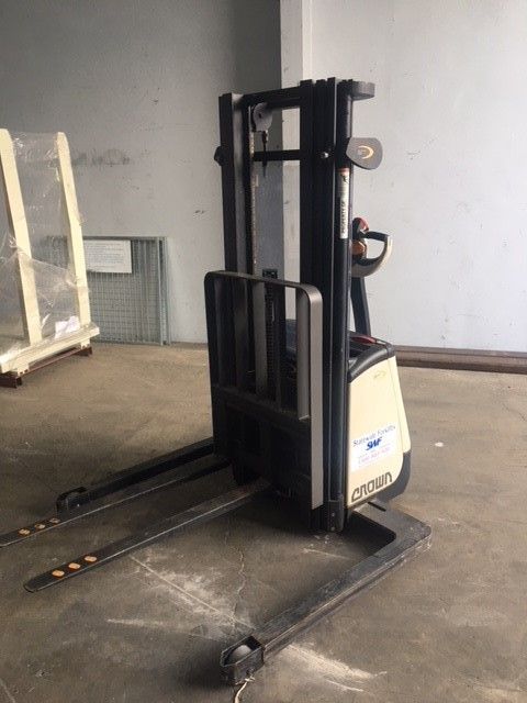 Crown Electric Straddle Stacker 1000kg lift cap