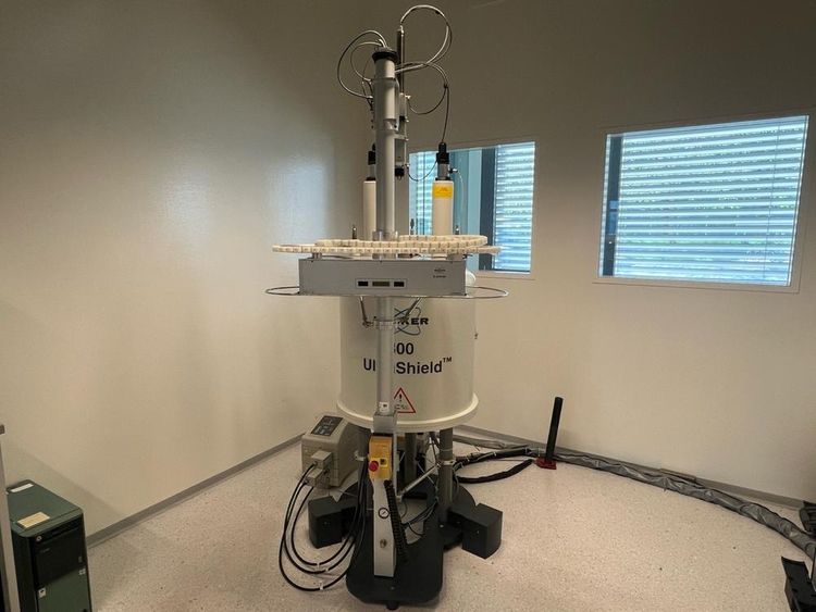 Bruker 300 UltraShield BRUCKER 300 UltraShield BRUCKER Nuclear Magnetic Resonance (NMR) spectroscopy