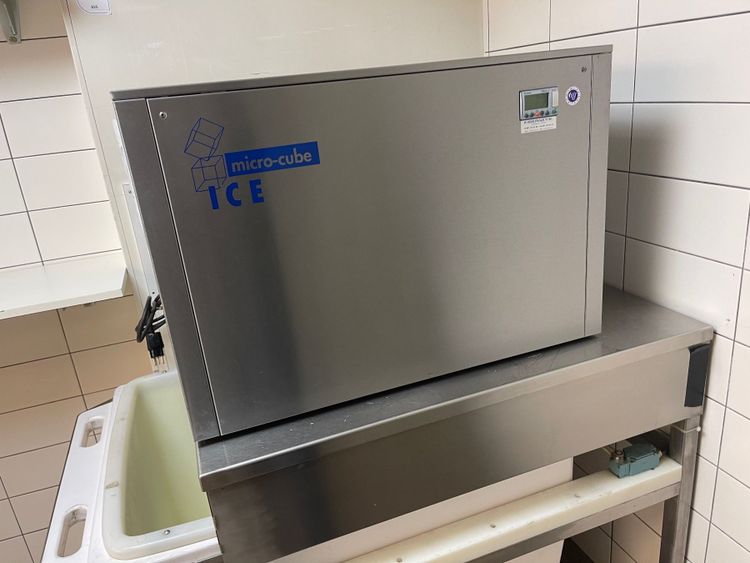 Fine ice cream machine micro-cube iCE