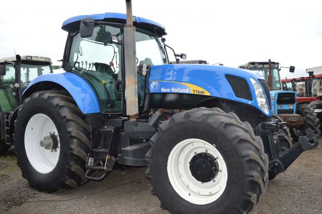 New Holland T7040