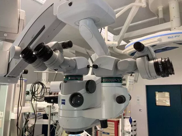 ZEISS Lumera 700 Microscope chirurgical plafonnier