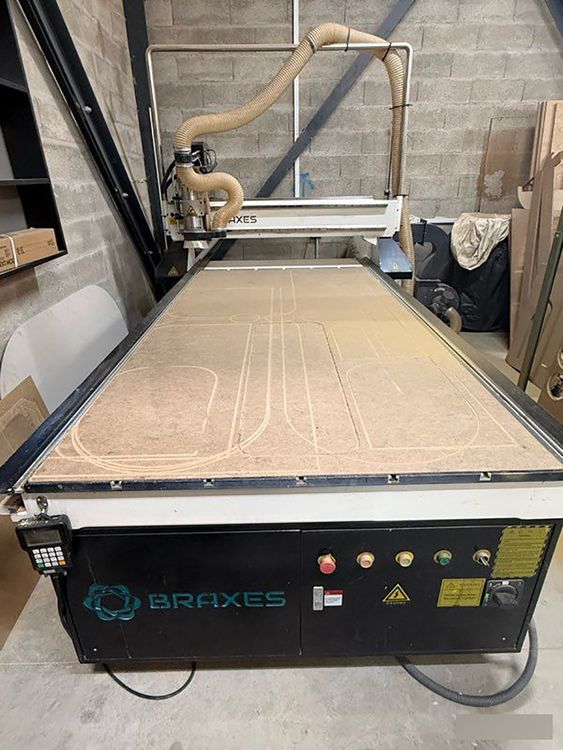 CNC machine with vacuum table 3-axis