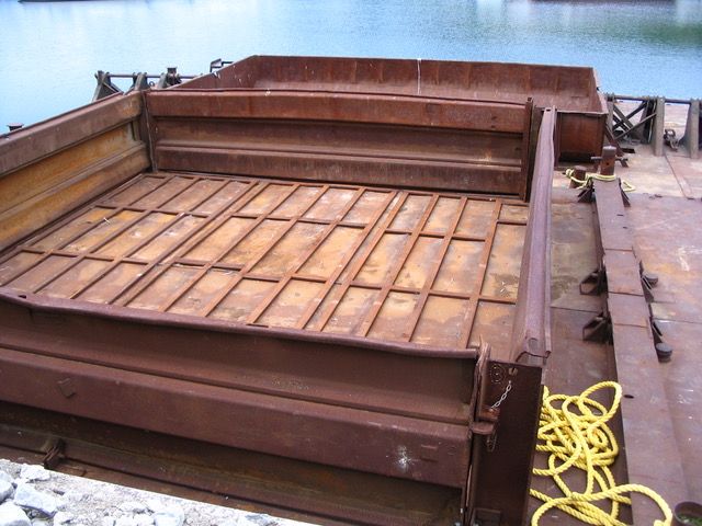 SECTIONAL BARGE W/REMOVABLE MATERIAL BOX