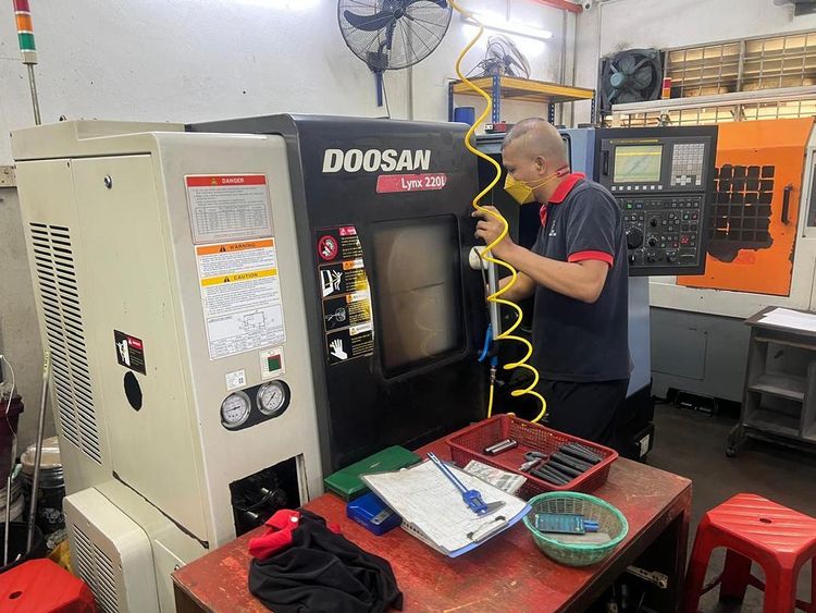 Doosan FANUC i-Series 5000 rpm LYNX220LB 2 Axis