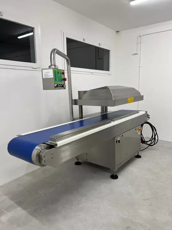 Vacuum packaging machine