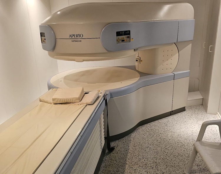 Hitachi Aperto 0.4T MRI