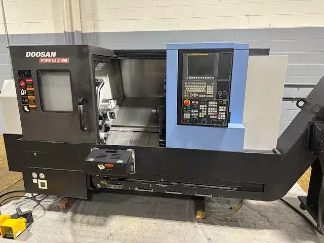 Doosan FANUC OI-TC (10.4" Color Monitor) 3,500 RPM PUMA GT 2100B 3 Axis
