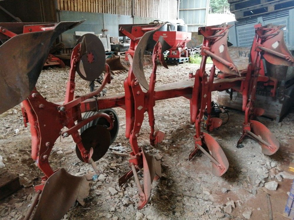 Kuhn Multimaster 120 4 furrow Reversible Plough