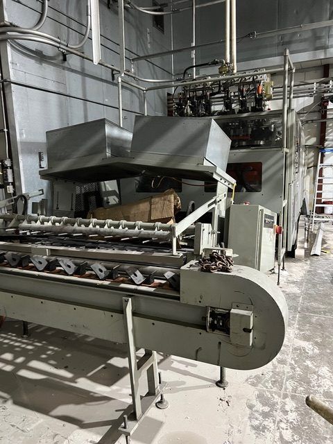 Uniloy R-2000 (6) Head Reciprocating Screw Blow Molding Machine