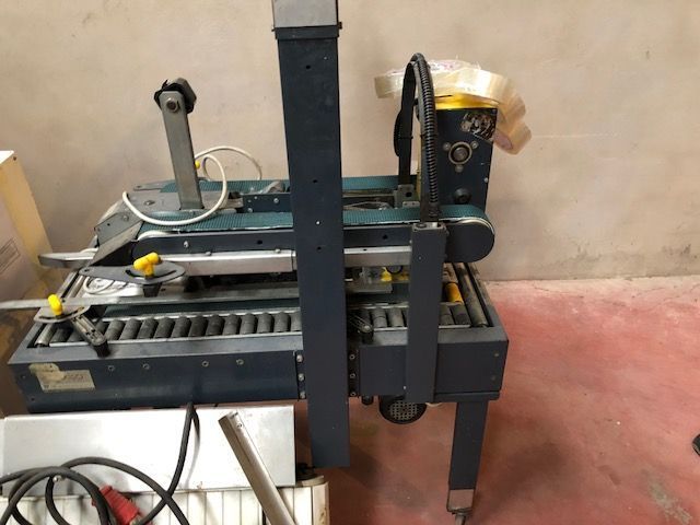 Box sealing machine