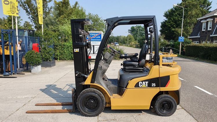 Caterpillar DP25N-2 2.500 kg