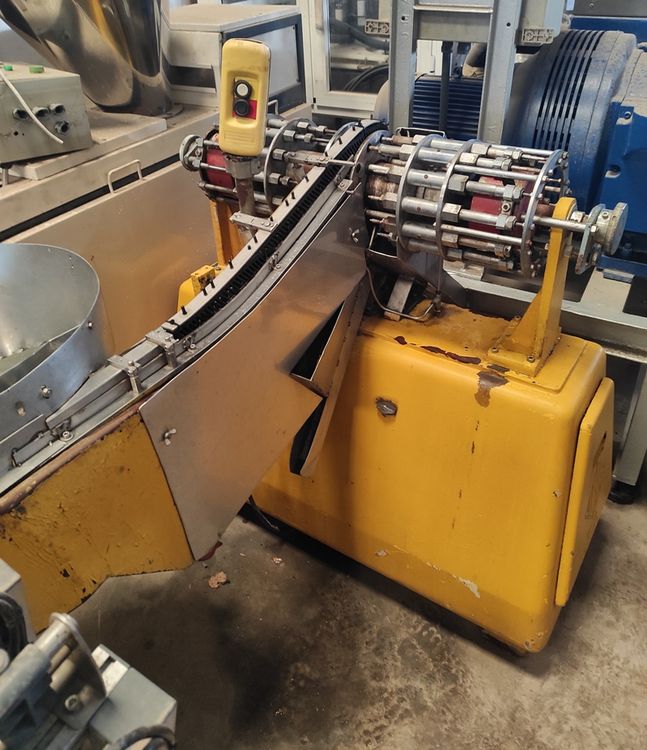Pitting machine for olives