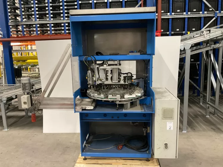 Automated crate handling and storage system incl. crates 