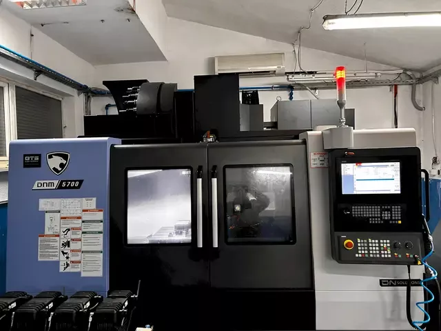 DN SOLUTIONS DNM 5700 4 Axis