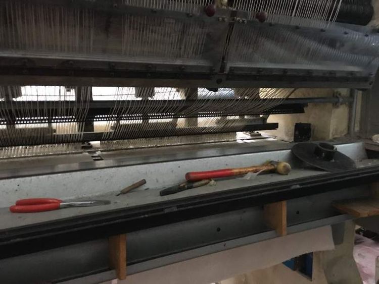 Cobble tufting machine