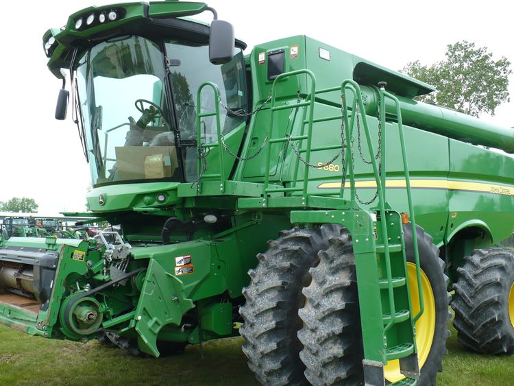 John Deere S680 Combines