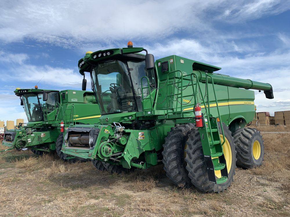 John Deere S680 Combine 2458