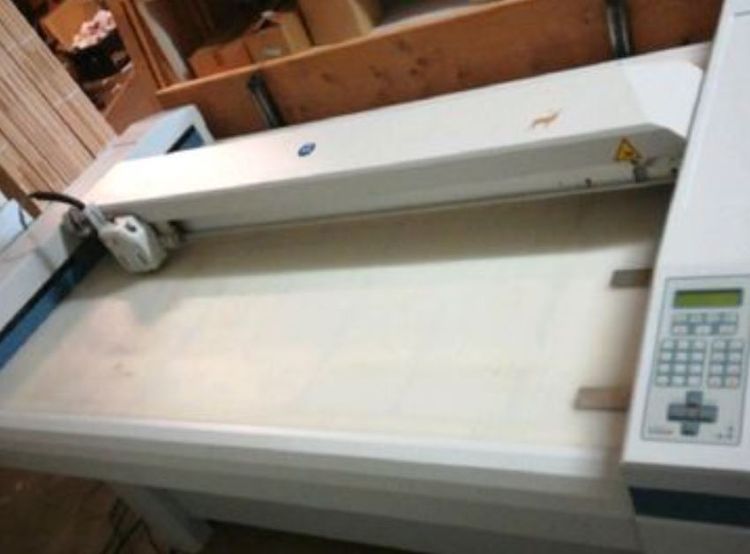 Zund M800 Cutting table