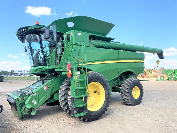John Deere S680 Combine