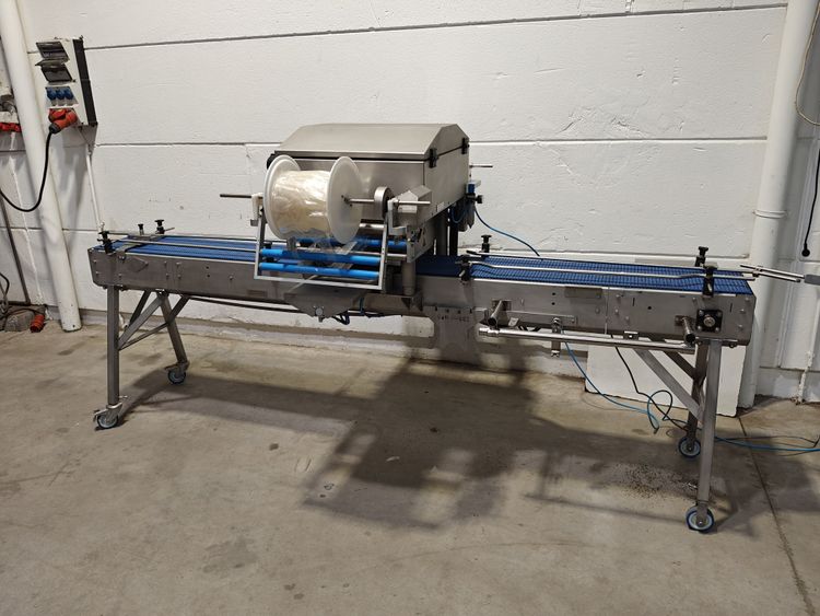 Van Rijn Bucket sealer on conveyor belt