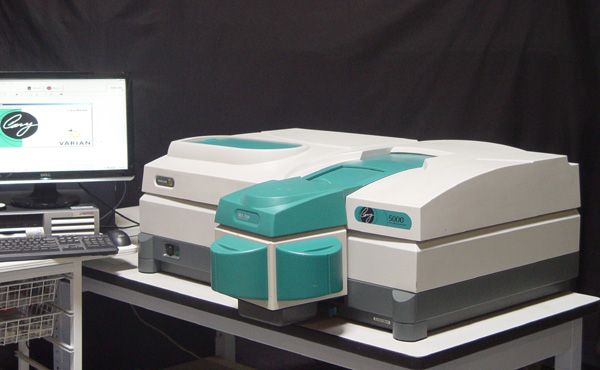 Varian Cary 4000, Research-Grade UV-VIS Spectrophotometer
