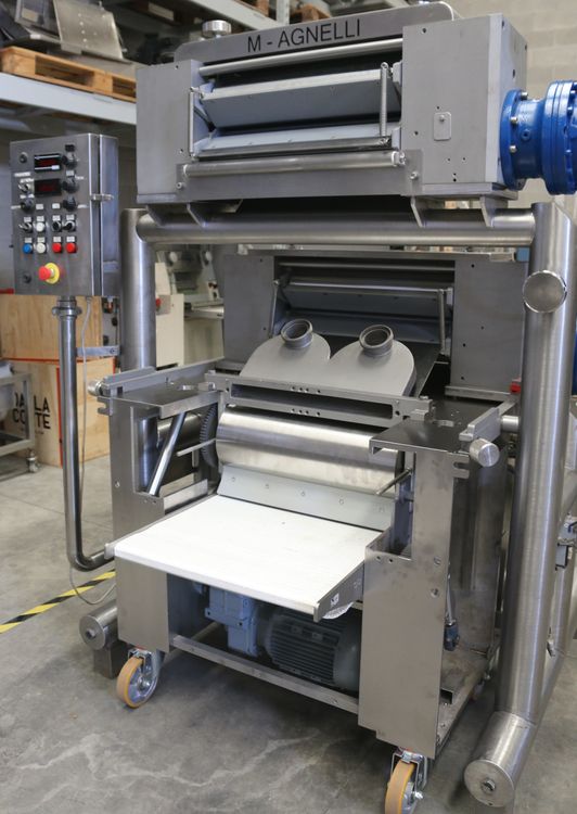 Machine for industrial production of ravioli