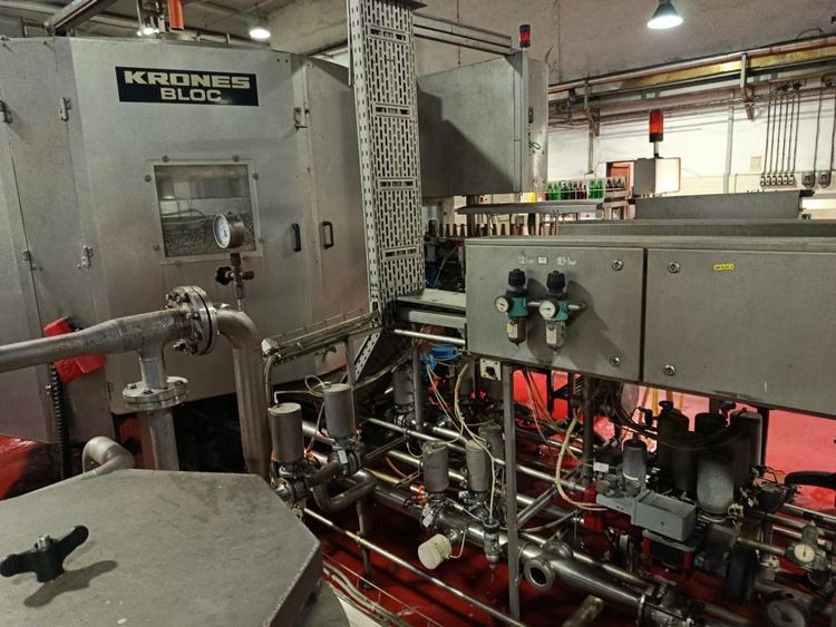Krones Glass bottle filler 66 / 11 with 66 filling valves and 11head screw capper