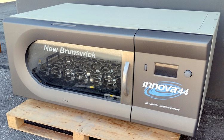 Eppendorf, New Brunswick Innova 44R Refrigerated Incubator Shaker