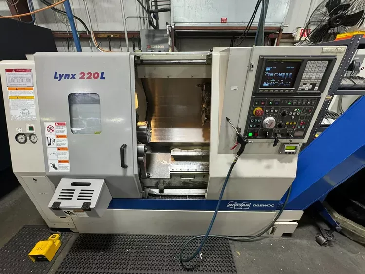 Doosan CNC (Fanuc i Series) 4000 RPM LYNX 220LC 2 Axis