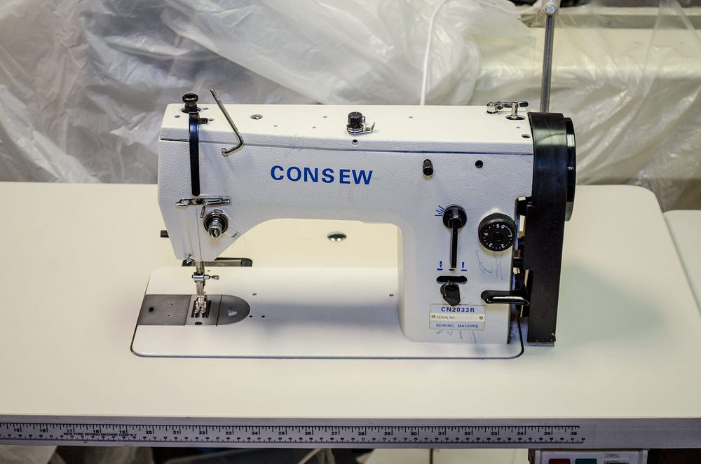 Consew CN2033R Zig zag machine, has straight stitch. Comes with table