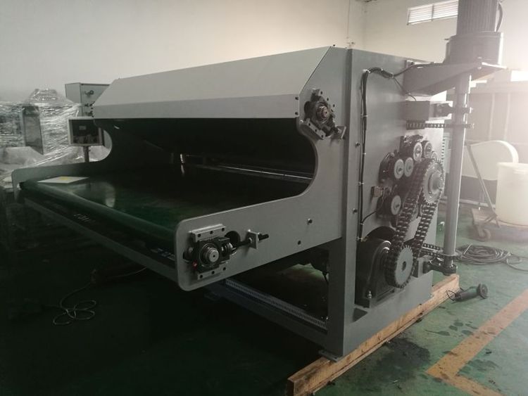 Machine for rolling and wrapping mattresses, pillows