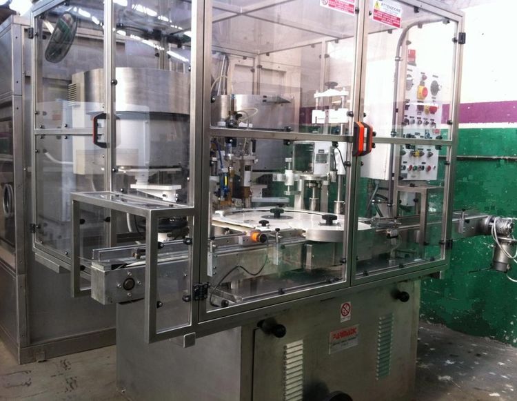 Farmatic G-260 Intermittent motion capping machine