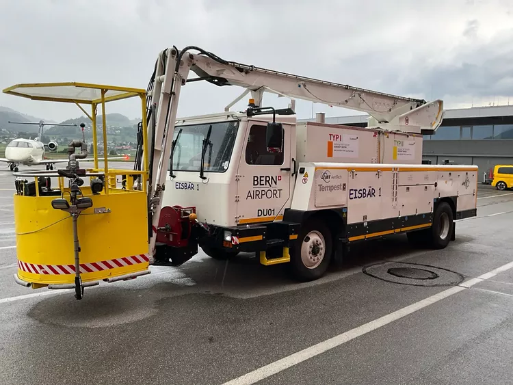  	Clearing of various vehicles such as runway clearers, aircraft de-icers, fire brigades and facilities at Bern Airport 