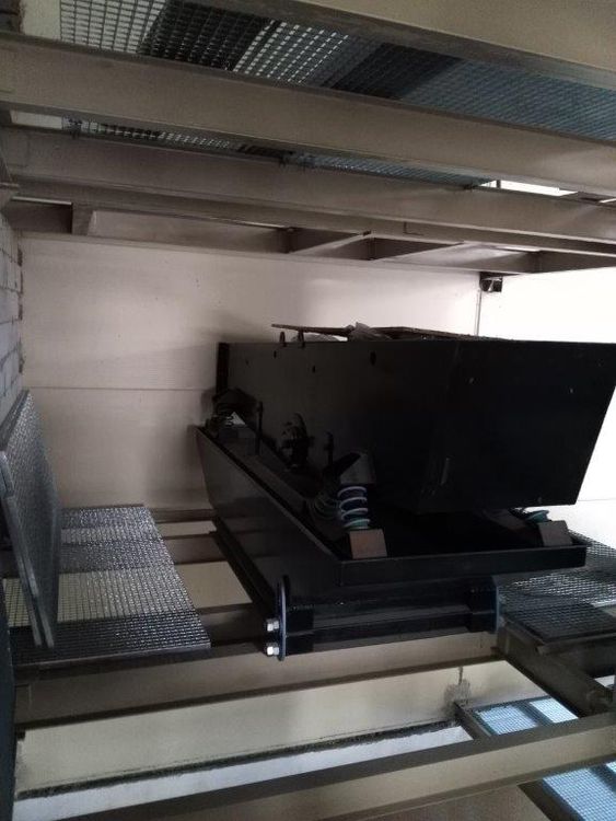 Vibrating screen for oil